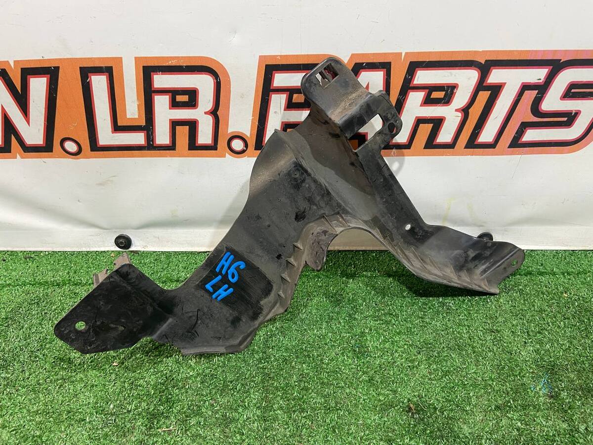 LR135635 Left mudguard mounting bracket Land Rover Discovery Sport L550 (2015-) Used